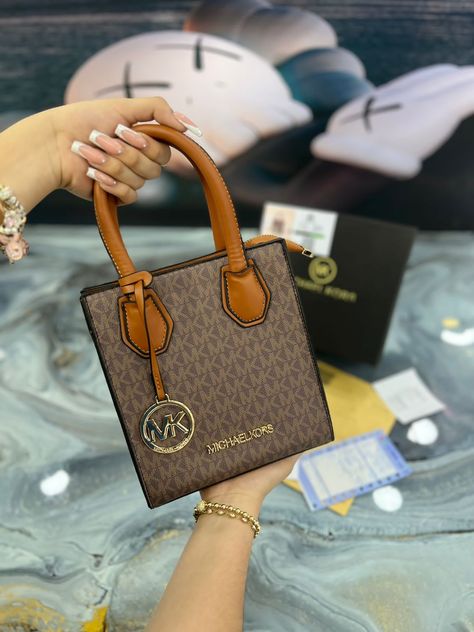 Michael Kors Handbags Outfits, Bali Shopping, Luxury Bags Collection, China Shop, Handbag Essentials, Handbag Outfit, Mk Bags, Handbags Michael Kors, Nails Ideas