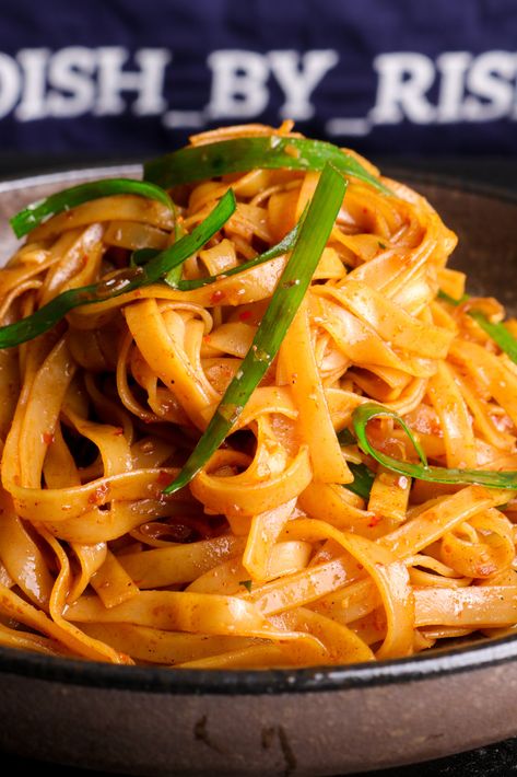 Chilli Noodles, Lemongrass Recipes, Thai Recipes Noodles, Asian Noodle Recipes, Asian Noodle, Chilli Oil, Noodle Recipes Easy, Garlic Uses, Spicy Noodles