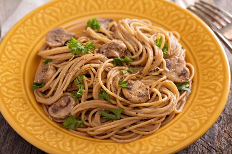 Mushroom whole wheat spaghetti Cooking Brown Rice, Cook Brown Rice, Brown Rice Pasta, Whole Wheat Spaghetti, Wheat Pasta, Beef Stew Meat, Rice Pasta, Homemade Tomato Sauce, Spaghetti Noodles