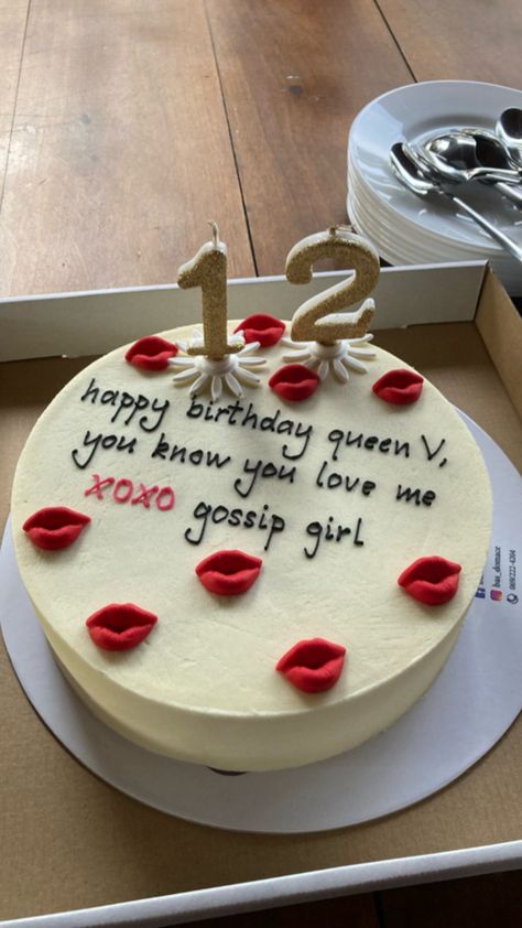 gossip girl cake Hell Is A Teenage Girl Cake, Cakes For 17th Birthday, 13 Cake Birthday Girl, Rom Com Birthday Party, Cake For 15th Birthday Girl, Gossip Girl Birthday Cake, Birthday Cake For 13, Aesthetic Birthday Cake Vintage, Birthday Cake 15th Girl