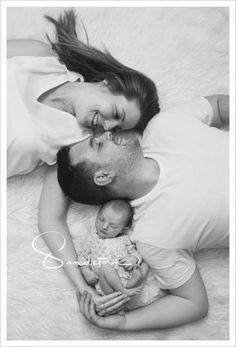 Baby Foto Shoot Ideas, New Borned Baby Photo, New Baby Photoshoot, Family Photoshoot With Newborn, Family Newborn Pictures, Newborn Family Photoshoot, Newborn Photoshoot Ideas, Newborn Photography Family, Baby Family Pictures