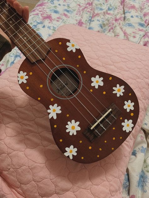 Ukelele Painted, Guitar Art Diy, Arte Do Ukulele, Gitar Vintage, Story Script, Painted Ukulele, Ukulele Design, Ukulele Art, Instruments Art