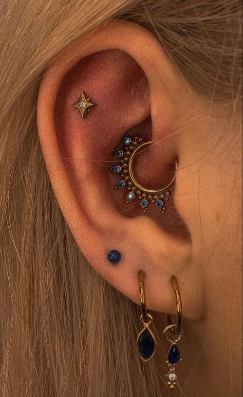 Ear Styling, Minimalist Ear Piercings, Cool Ear Piercings, Pretty Ear Piercings, Cool Piercings, Cute Ear Piercings, Ear Style, Piercing Earrings, Cute Piercings