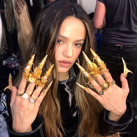 Long Fingernails, Golden Nails, Gold Nail Art, Celebrity Nails, Tie Dye Nails, Latest Nail Art, Art Trends, Home Lifestyle, Cool Nail Art