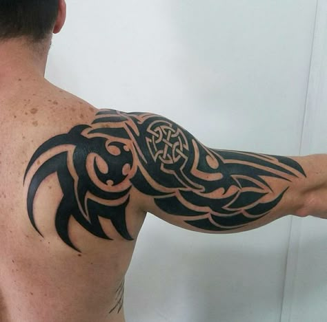 Tato Suku, Shoulder Tats, Cool Shoulder Tattoos, Mens Shoulder Tattoo, Tato Lengan, Irezumi Tattoos, Celtic Tattoos, Badass Tattoos, 문신 디자인