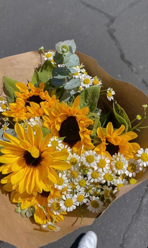 Aesthetic Sunflower, Fotografi Kota, Daisy Bouquet, Boquette Flowers, Sunflower Bouquets, Sunflower Wallpaper, Nothing But Flowers, Flower Therapy, Beautiful Bouquet Of Flowers