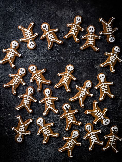 Easy Gingerbread Cookie Recipe, Plat Halloween, Gingerbread Man Recipe, Halloween Torte, Easy Gingerbread Cookies, Halloween Fest, Halloween Food Treats, Ginger Bread Cookies Recipe, Halloween Baking