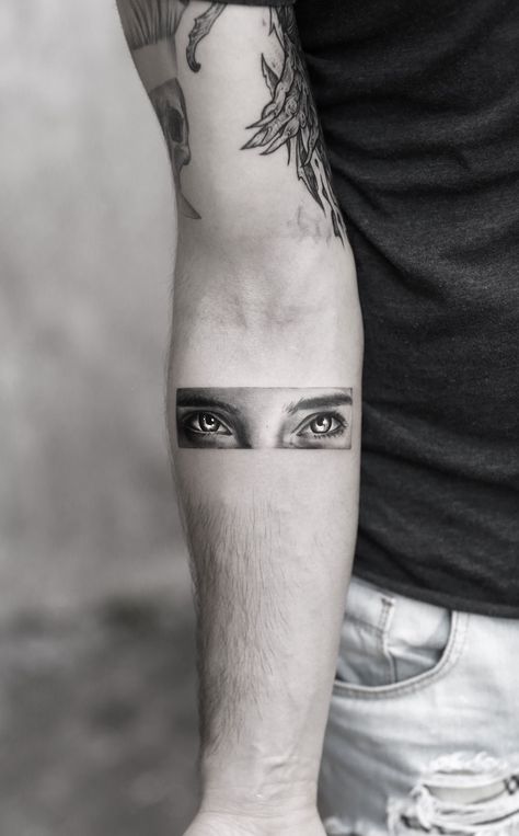 Women’s Eyes Tattoo, Women Eye Tattoo Ideas, Tattoo Of Eyes For Women, Eyes On Hand Tattoo, Eyes Tatoos Ideas, Tattoo Eyes Realistic, Small Eyes Tattoo, Tattoo Eyes Woman, Gf Eyes Tattoo