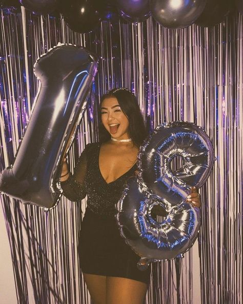 18th Birthday Aesthetic Decorations, 18th Bday Decor, 18th Birthday Photoshoot Themes, Birthday Balloon Photoshoot, 18th Birthday Aesthetic, 18th Birthday Photoshoot, 17 Doğum Günü, 18th Birthday Party Themes, 18th Birthday Decorations