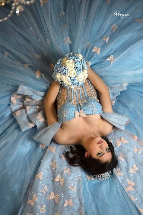 Masquerade Quinceanera Ideas, Quinceanera Dresses Yellow, Elegant Quince Dresses, Quince Picture Ideas, Quinceanera Court, Quinceañera Photoshoot Ideas, Quince Photoshoot Ideas, Quince Photoshoot, Quince Pictures