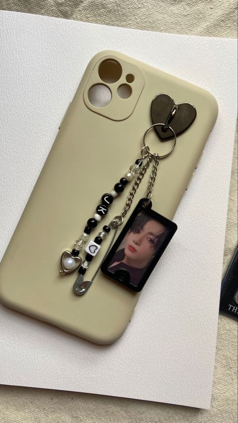 Phone Case With Keychain, Aesthetic Phone Keychain, Keychain On Phone, Kpop Keychain Diy, Phone Bracelet Diy, Phone Key Chain, Aesthetic Keyrings, Phone Keychain Diy, Jk Phone Case