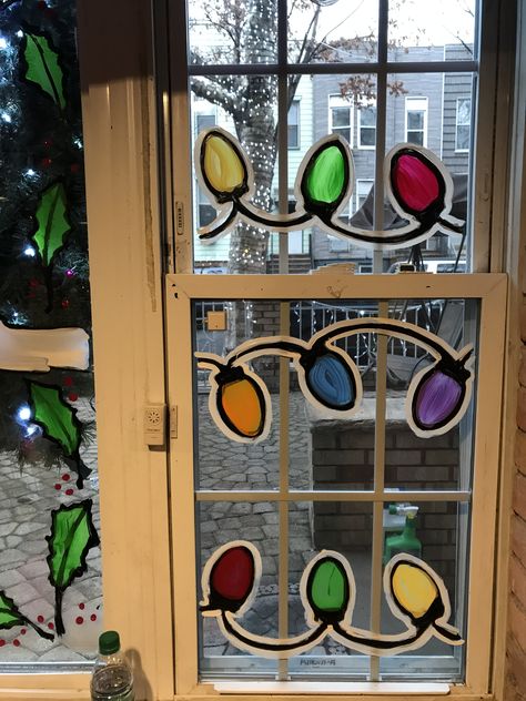 Window Art For Preschool, Christmas Light Window Painting, Painted Window Art Ideas, Christmas Themed Window Painting, Christmas Paint On Windows, Painted Window Christmas, Painting Christmas Windows, Christmas Tree Window Art, Paint Windows For Christmas