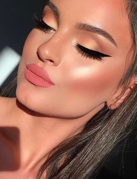 Coral Bridal Makeup, Maternity Make Up Ideas, Make Up For Peach Color Dress, Soft Peachy Makeup Look, Peach And Gold Eye Makeup, Peach Make Up Look, Peach Color Eye Makeup, Makeup For Cinnamon Dress, Peach Lipstick Makeup Look