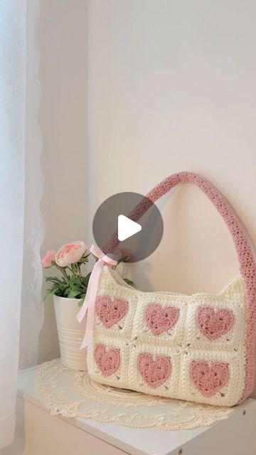 Heart Granny Square Projects, Crochet Cute Bag Pattern Free, White And Red Heart Crochet Bag, Macrame Yarn Crochet, Pink And White Crochet Bag, Crochet With White Yarn, Unique Crochet Bag Ideas, Crochet Ideas With White Yarn, Heart Granny Square Tutorial