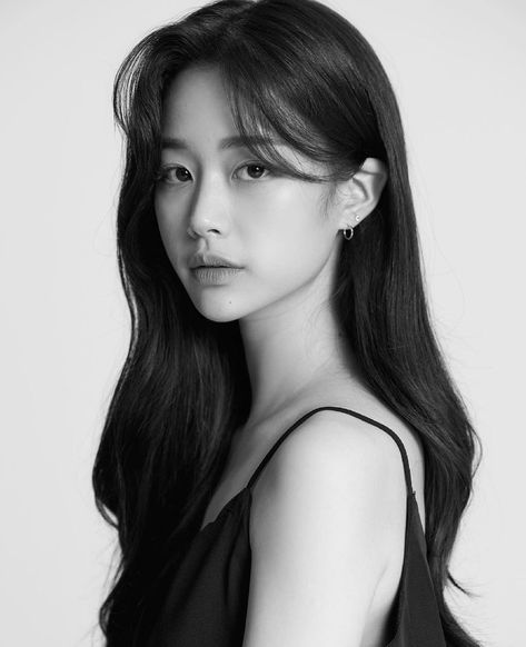 Korean Actress Hairstyle, Korean Haircuts, 앞머리 스타일, Headshot Photoshoot, Haircuts To Try, Professional Headshots Women, Korean Photoshoot, Korean Celebrity, Korean Haircut