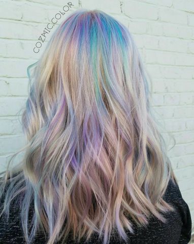 Raise your hand if you love anything whimsical and holographic! Us too!!! We’ve been seeing holographic makeup and fashion trends recently but what really caught our attention are the hair looks circling around social media. This new trend is totally an awesome mix between 90’s and futuristic vibes. Here are our favori Iridescent Hair, Holographic Fashion, Holographic Hair, Holographic Makeup, Makeup Kit For Kids, Complete Makeup, Too Much Makeup, Travel Hairstyles, Raise Your Hand If