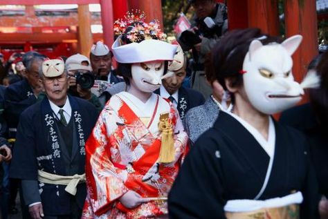 Kitsune no Yomeiri Matsuri – Fox Wedding Festivals Japanese Fox Mask, Wedding Procession, Japanese Fox, Fox Wedding, Kitsune Mask, Kitsune Fox, Japanese Festival, Japanese Wedding, Japan History