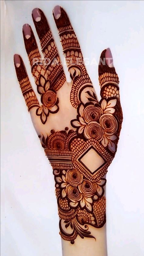 Back Designs Mehndi, Mehendi Hand Back Design, Arabic Mehndi Designs Latest Back, Simple Mehndi For Back Hand, Right Hand Mehndi Design Simple, Back Arabic Mehendi Designs, Arabic Design Mehndi, Mehndi Back Designs, Back Mehndi Designs Simple