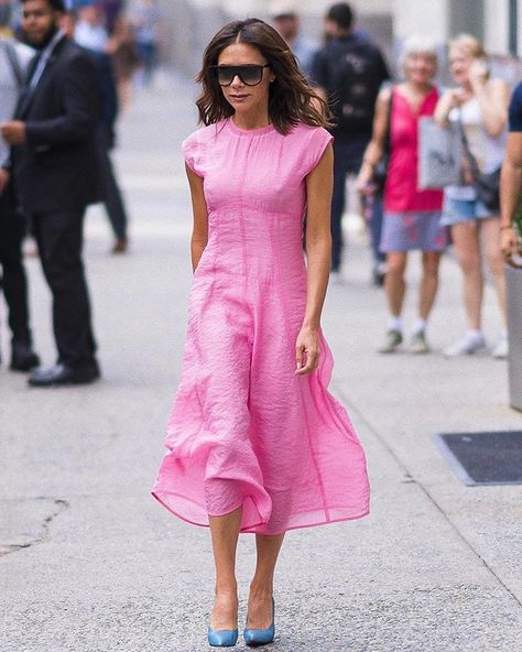 On Fridays we wear pink #VictoriaBeckham @VictoriaBeckham #celebrityStyle Beckham Style, Victoria And David, Outfit Inspiration Women, Victoria Beckham Style, Pink Dress Casual, Style Pink, Spring Summer Dress, Casual Chic Style, Pink Outfits