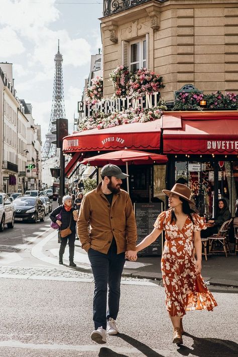 Couple with warm colors outfits holding their hands in Parisian streets. Paris Outfits Aesthetic, Paris Outfit Aesthetic, Street Style French, Paris Outfit Ideas, What To Wear In Paris, Paris In Autumn, Fall Photo Shoot Outfits, Parisian Outfits, Paris Couple