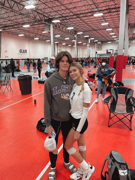 Volleyball Gf And Football Bf, Sports Couples Volleyball, Soccer And Volleyball Couple, Volleyball Couple Goals, Volleyball Girlfriend, Cute Volleyball Pictures, Volleyball Couple, Volleyball Boyfriend, Volleyball Aesthetic