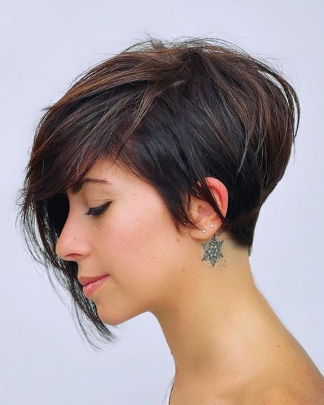 Asymmetrischer Pixie mit Chin-Grazing Pony Haircuts With Full Bangs, Haircut For Women 2022, Asymmetrical Short Hair, Asymmetrical Pixie Bob, Long Asymmetrical Haircut, Asymmetric Bob, Short Asymmetrical Haircut, Asymmetrical Haircuts, Short Hair Updos