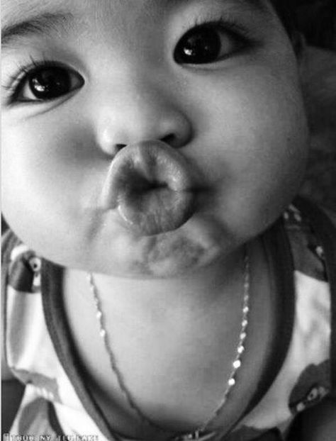 morritos Black And White Face, Baby Faces, Funny Face, 인물 사진, White Photo, Black And White Photographs, Funny Faces, Funny Babies