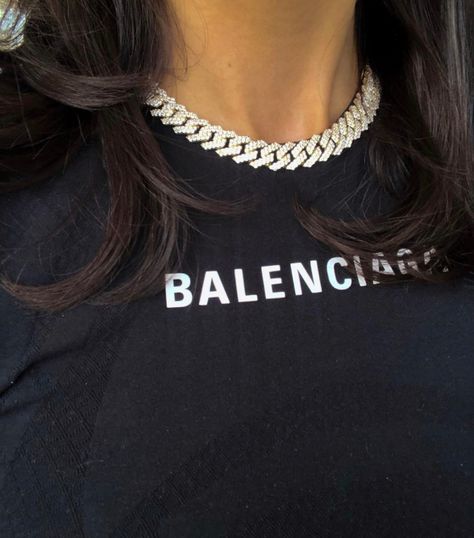 Chain Necklace Outfit, Ice Chain, Luxury Design Print, White Converse Outfits, Printed Dress Shirts, Chain Women, Outfits With Converse, Foto Ideas Instagram, Women Outfit