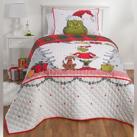 New The Grinch 3-Piece Full/Queen Quilt Set Bedding, New W/Tag ______________ Any Season Is The Season For Comfort And Warmth With This Cute And Adorable Grinch Quilt Set. The Hearts Of Grinch Fans Are Sure To Grow Three Sizes Or More When They’re Snuggled Up In The Iconic Dr. Seuss Character Imagery That's On This Quilt This Grinch Quilt Set Comes In A Twin Size And A Full/Queen Size And Is Made From High Quality Microfiber Material For Softness And Durability. With Its Unique Reversible Design, This Multicolor Comforter Can Simply Be Flipped Over When It’s Time For A New Look. Keep The Fun Going At Bedtime With This High-Quality Quilt And Sham Set Featuring Your Favorite Characters Fro Grinch Quilt, Holiday Bedding, Holiday Bed, Bernhardt Furniture, Quilt Comforter, Twin Comforter, Colorful Quilts, Quilted Sham, Twin Quilt