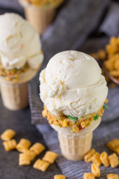 Homemade Cereal Milk Ice Cream - Lovely Little Kitchen Make Homemade Ice Cream, Cereal Ice Cream, Frozen Treats Recipes, Party Essen, Homemade Cereal, Butter Ice Cream, Cinnamon Ice Cream, Ice Cream Maker Recipes, Fried Ice Cream