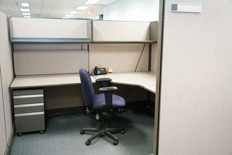 15 Tips for Upping Your Cubicle’s Feng Shui - Goldtouch Cubicle Privacy Ideas, Decorating Office Cubicle, Decorating Cubicle At Work, Cubicle Decor Office Work Spaces, Work Cubicle Decor Ideas, Cubicle Style, Modern Office Cubicle, Office Cubicle Design, Work Cubicle Decor