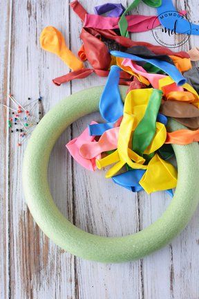 Balloon Wreath Diy, Birthday Wreath Diy, Birthday Balloon Wreath, Birthday Board Diy, Balloon Wreath, Birthday Door, Deco Mesh Wreaths Tutorials, Birthday Wreath, Mesh Wreath Tutorial