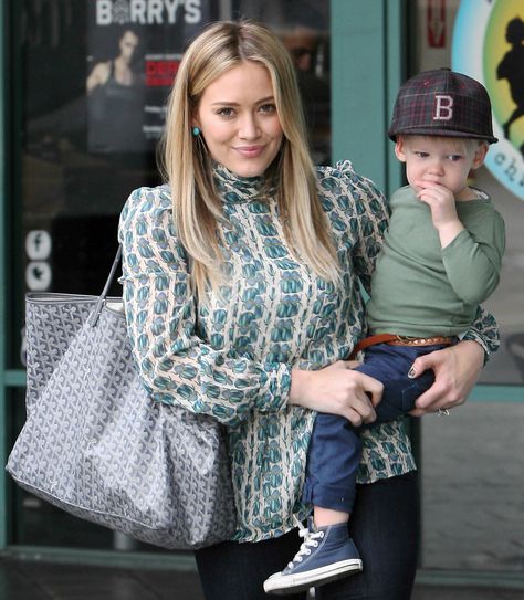 Hilary Duff (Goyard St. Louis Tote) Designer Mom Bags, Mom Handbags, Goyard Bag Outfit, Goyard Tote Outfit, Goyard St Louis Tote, Celebrity Mom, Goyard Tote Bag, Celebrity Bags, Tote Bag Outfit