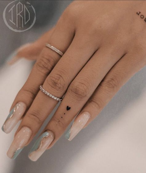 Side Finger Tattoos, Herz Tattoo Klein, Tato Minimal, Cute Finger Tattoos, Tattoo Finger, Tato Jari, Small Finger Tattoos, Finger Tattoo For Women, Hand Tattoos For Girls