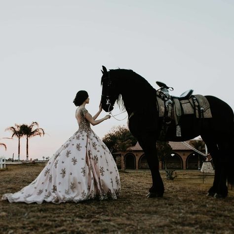 Quince Picture With Horse, 15 Pictures Ideas With Horses, Quince Photo Shoot With Horse, Quinceanera On Horse, Horse For Quince, Quince Horse Pictures, Horse Quinceanera Ideas, Xv Pictures With Horse, Quinceañera Photoshoot Ideas With Horses