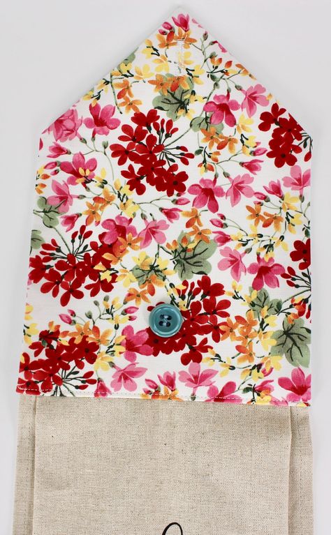 Envelope Towel Topper Farmhouse Florals Kitchen Towels Diy, Kitchen Towels Crafts, Towel Toppers, Diy Sewing Gifts, Towel Dress, Towel Crafts, Sewing Tutorials Free, Sewing Aprons, Beginner Sewing Projects Easy