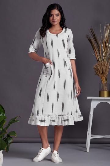 Cotton Dress Pattern, Simple Frock Design, Cotton Short Dresses, Ikkat Dresses, Long Gown Design, Casual Frocks, Simple Frocks, Simple Kurta Designs, Frock Patterns