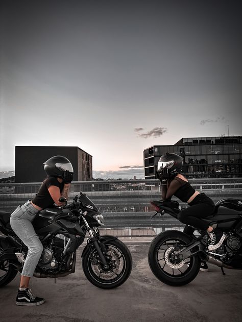 Couple Motorcycle, Motorcycle Photo Shoot, Women Riding Motorcycles, Bike Couple, Female Motorcycle Riders, Biker Couple, Motorcycle Couple, Helmet Motorcycle, Image Moto