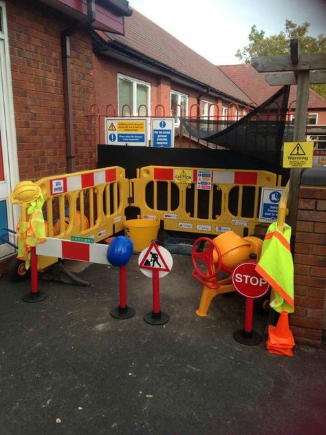 Construction area Eyfs Construction Area Outdoor Play, Construction Area Early Years Outdoor, Outdoor Construction Area Eyfs, Preschool Construction Area, Eyfs Construction Area, Outdoor Art Area, Construction Area Early Years, Construction Area Ideas, Kids Outdoor Spaces