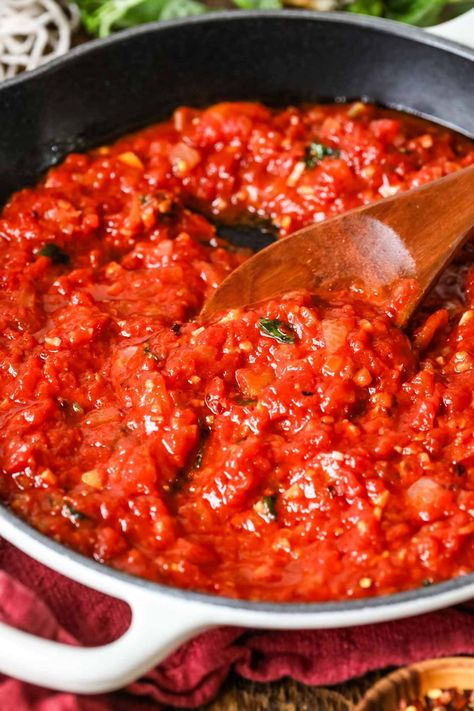 Arrabiata sauce is a SPICY hot Italian tomato sauce. My version simmers a few simple ingredients to create a high quality sauce in less than an hour! Arribita Sauce Recipe, Tomato Dipping Sauce, Pasta Arrabiata, Arrabiata Sauce, Italian Tomato Sauce, Yummy Pasta, Tomato Pasta Sauce, Spicy Tomato Sauce, Fall Dinner Recipes