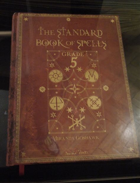 Standard Book Spells book prop Harry Potter School Books, Hogwarts School Supplies, Hogwarts Teachers, Harry Potter Spell Book, Harry Potter Props, Harry Potter School, Book Of Spells, Easy Spells, Harry Potter Spells