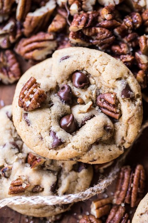 Browned Butter Pecan Chocolate Chip Cookies | halfbakedharvest.com @hbharvest Butter Bourbon, Pecan Chocolate Chip Cookies, Half Baked Harvest Recipes, Pecan Chocolate, Thanksgiving Desserts Table, Pecan Desserts, Brown Butter Chocolate Chip, Chocolate Chip Pecan Cookies, Sweet Onions