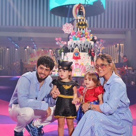 A festa de 3 anos da SUPER MARIA ALICE, filha mais velha de Zé Felipe e Virginia, foi pura perfeição!!🎉🤩✨ Com uma decoração de super-heróis, a Super Maria Alice teve uma festa inesquecível! 🌟💥 E o destaque foi para o espetacular bolo repleto de detalhes, com as mais valentes super-heroínas! 🎂👧🏻🦸‍♀️ Confira as fotos e inspire-se! 💜 . . . #festadeaniversario #supermariaalice #festamariaalice #decoracaodefesta #bolodeaniversario #superherois #superheroinas #festainfantil #aniversariomariaalic... Instagram A, Virginia, On Instagram, Instagram