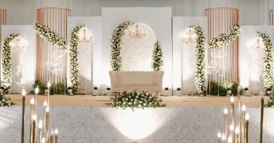 White Stage Decor, Wedding Stage Decorations Elegant, Reception Stage Backdrop, Wedding Stage Ideas, Sofa Wedding, Wedding Reception Stage, Weddings Decorations Elegant Romantic, Golden Candle, Wedding Cupcakes Rustic