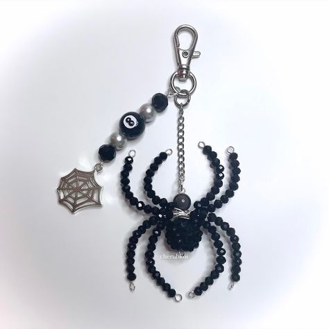 Black Keychains, Spider Keychain, Bead Things, Keychain Black, Black Keychain, Bead Keychain, Beaded Spiders, Beaded Keychain, Beaded Necklace Diy