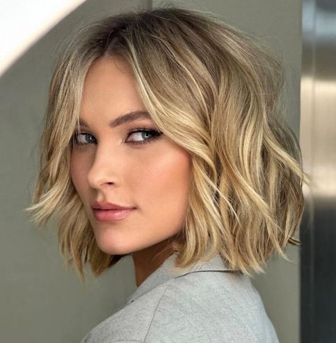 15 Newest Haircuts for Women that Are High on Trend Now - The Right Hairstyles Collarbone Length Hair, Haircut Ideas For Women, Spring Haircuts, The Right Hairstyles, Dark Brunette Hair, Hot Haircuts, Face Framing Bangs, Latest Haircuts, Classic Hairstyles