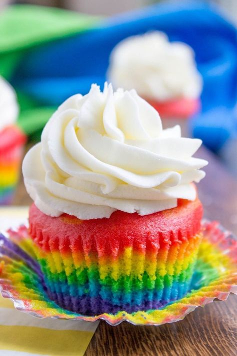 Rainbow Cupcakes With Vanilla Cloud Frosting | Community Post: 17 Rainbow Desserts That Are As Pretty As They Are Yummy Rainbow Cupcakes Recipe, Cloud Frosting, Cupcakes Bonitos, Rainbow Desserts, Green Desserts, Rainbow Treats, Spring Cupcakes, Easy Cupcake Recipes, Rainbow Cupcakes