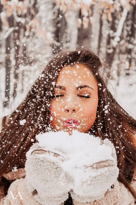 Winter Portraits Photography, Winter Senior Pictures, Chic Chalet, Snow Photoshoot, Winter Portraits, Foto Portrait, Snow Pictures, Snow Photography, Winter Photoshoot