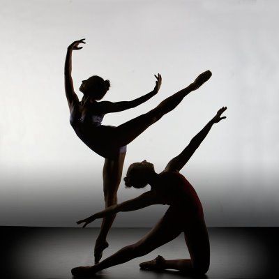 Beautiful Silhouette Dancers Dance Duet Poses, Dance Duet, Modern Dans, Dancing Poses, Dance Picture Poses, Dance Photo Shoot, Dancing Art, Dancer Photography, Dance Photography Poses