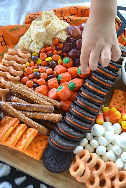 Fall Charcuterie Board Kids, Fall Candy Charcuterie Board, Fall Charcuterie Board Dessert, Fall Dessert Charcuterie Board, Halloween Sweet Snacks, Dessert Charcuterie Board Fall, Halloween Dessert Charcuterie Board, Halloween Candy Charcuterie Board, Fall Themed Food